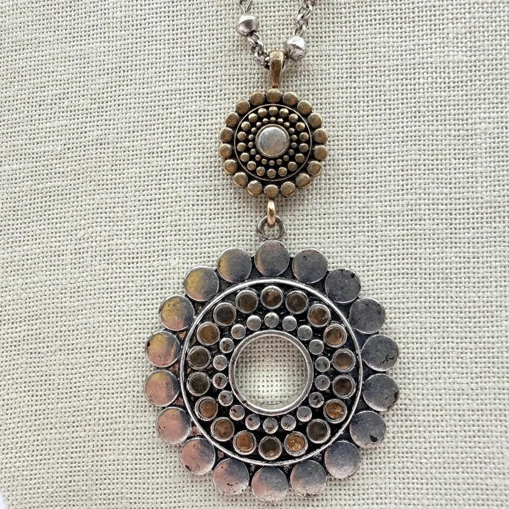Vintage 90s Silver Tone Sunburst Medallion Pendant Necklace Boho Fashion Jewelry